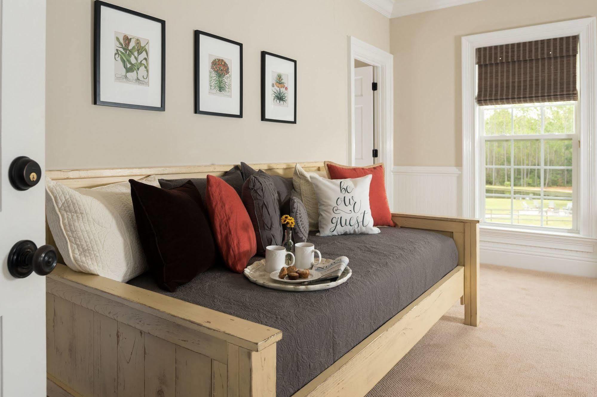 Horse Stamp Inn Waverly Экстерьер фото